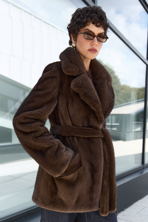 Manteau court en vison ceinturé
