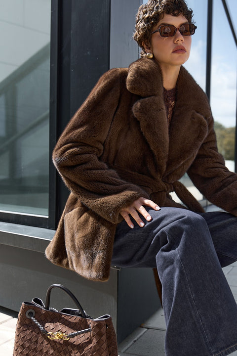 Manteau court en vison ceinturé