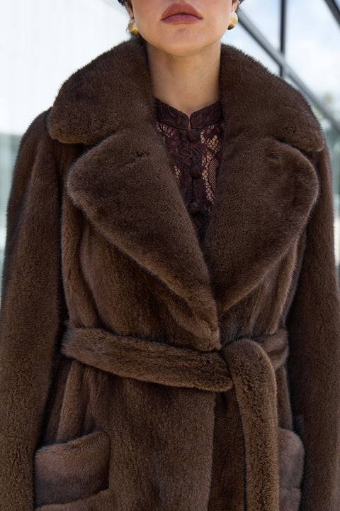 Manteau court en vison ceinturé