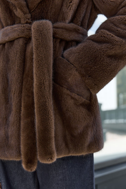 Manteau court en vison ceinturé