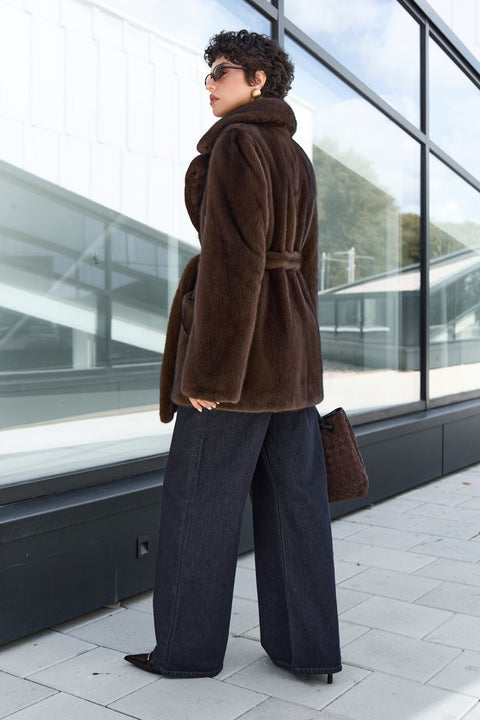 Manteau court en vison ceinturé